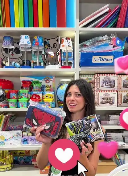 Cartoleria Arnone Palermo: la nostra commessa mostra astucci, zaini e articoli di cartoleria